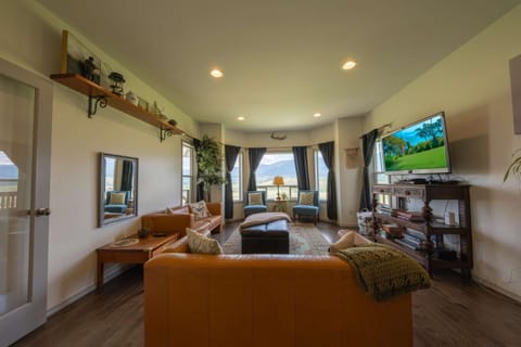 Hollenback Heights - Epic Views House in Idaho