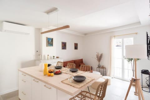 Kitchen or kitchenette, Living room, Seating area, Dining area, Food, Drinks