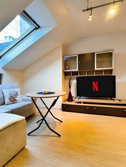 Communal lounge/ TV room, TV and multimedia, Living room, Seating area, Evening entertainment