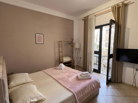 Bed, TV and multimedia, Photo of the whole room, Bedroom, towels