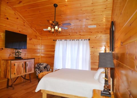 Luxury Five Bedroom Cabin Steps to Downtown Cabin in Gatlinburg