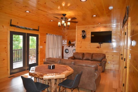 Luxury Five Bedroom Cabin Steps to Downtown Cabin in Gatlinburg