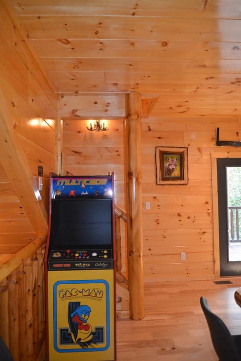 Luxury Five Bedroom Cabin Steps to Downtown Cabin in Gatlinburg