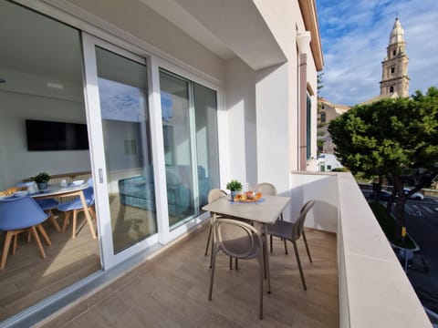 Property building, TV and multimedia, View (from property/room), Balcony/Terrace, Dining area