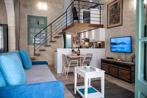 TV and multimedia, Kitchen or kitchenette, Living room, Seating area, Dining area