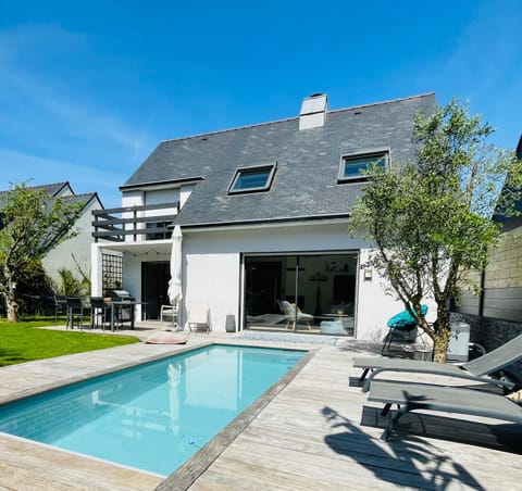 Property building, Patio, Garden, Garden view, Pool view, Swimming pool, Swimming pool, sunbed