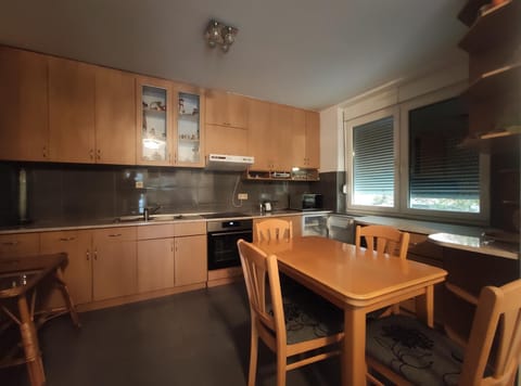 Kitchen or kitchenette, Dining area, oven, stove
