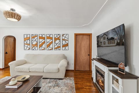 Farmhouse in Battle Creek whit hub tube House in Michigan