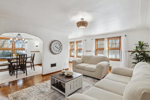 Farmhouse in Battle Creek whit hub tube House in Michigan