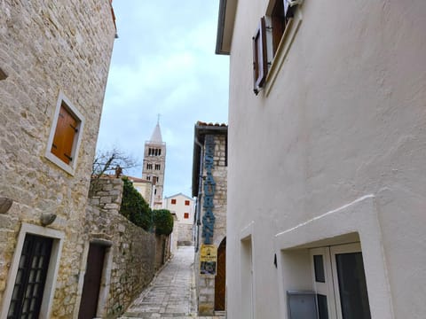 Facade/entrance, Location