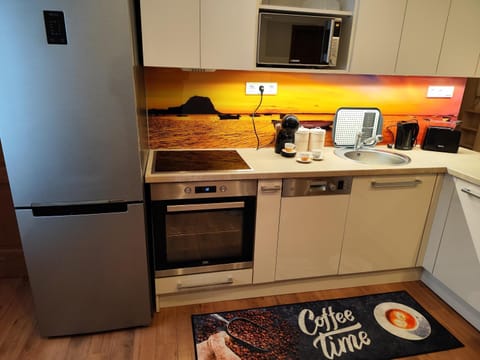 Coffee/tea facilities, Kitchen or kitchenette, dishwasher, microwave, oven, stove, toaster