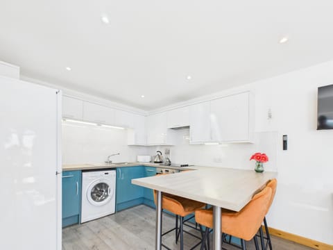 TV and multimedia, Kitchen or kitchenette, Dining area, oven, stove, washing machine