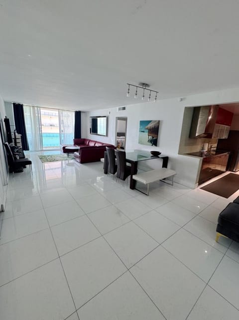 Ocean view-Large 2bedroom Remodeled on the beach Apartment in Hollywood Beach