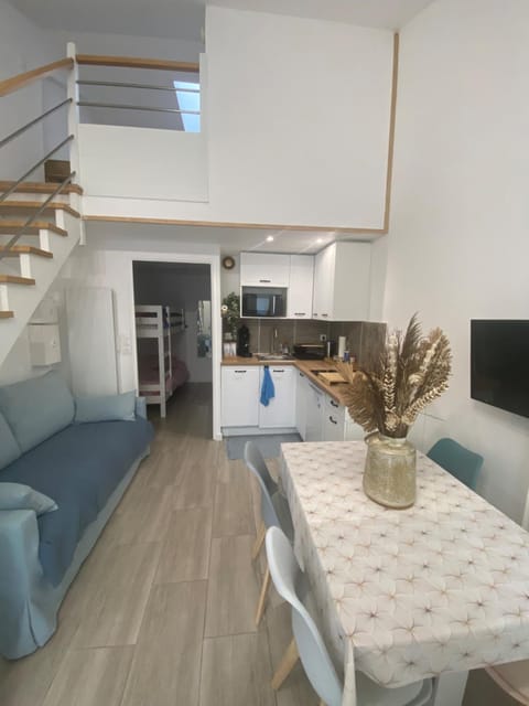 Property building, TV and multimedia, Living room, Seating area, Dining area