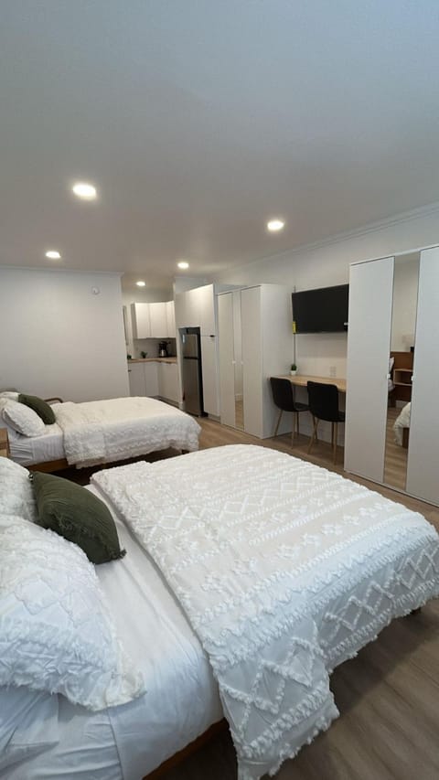 Bed, TV and multimedia, Photo of the whole room, Bedroom