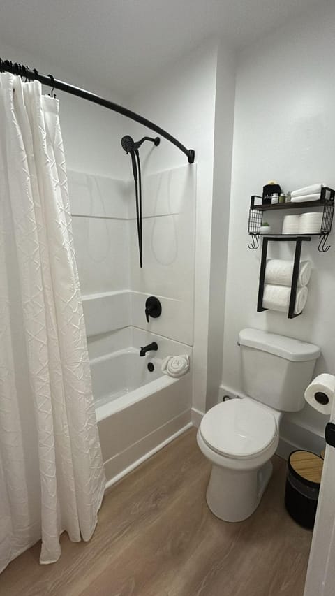 Shower, Toilet, Bathroom, Bath, towels