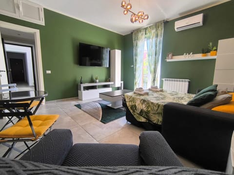 Bed, TV and multimedia, Living room, Evening entertainment, air conditioner