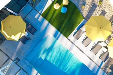 Patio, Swimming pool, sunbed