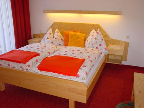 Bedroom, bunk bed