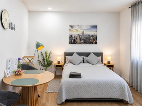 Bed, Photo of the whole room, Seating area