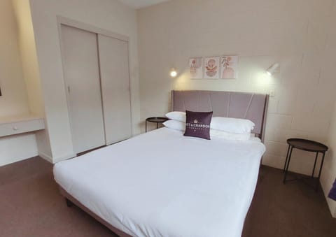 Ground-Floor 1-Bed with Onsite Parking Apartment in Hamilton