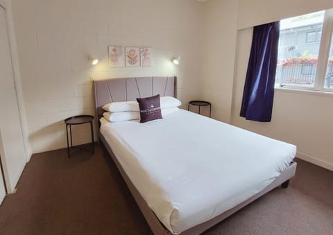 Ground-Floor 1-Bed with Onsite Parking Apartment in Hamilton