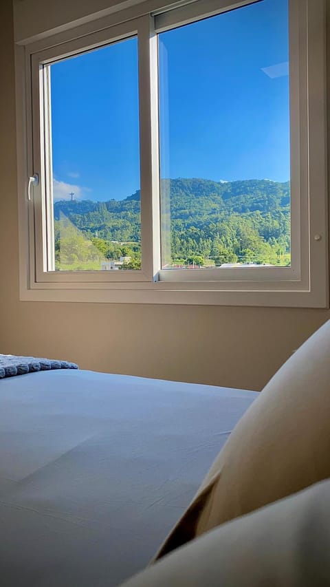 Bed, Bedroom, Landmark view, Mountain view