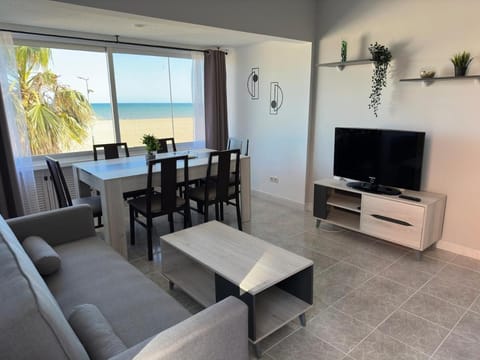 Communal lounge/ TV room, Living room, Seating area, Dining area