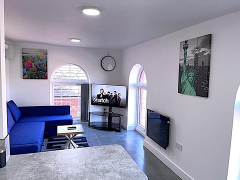 Communal lounge/ TV room, TV and multimedia, Seating area