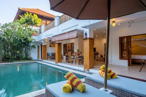 Property building, Patio, Pool view, Swimming pool, sunbed