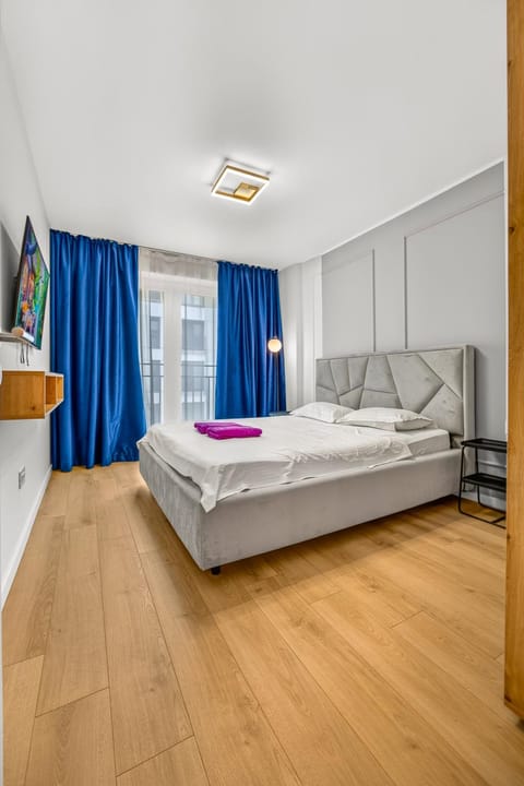 Bed, TV and multimedia, Photo of the whole room, Bedroom, towels