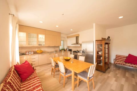 Coffee/tea facilities, Kitchen or kitchenette, Living room, Photo of the whole room, Seating area