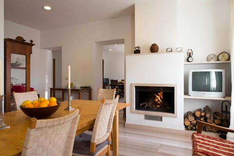 BBQ facilities, TV and multimedia, Coffee/tea facilities, Kitchen or kitchenette, Living room, Photo of the whole room, Seating area, Dining area