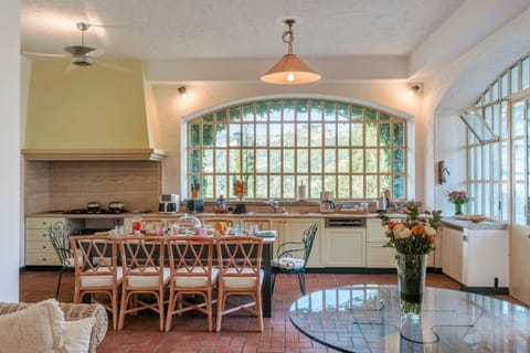 Dining area, kitchen