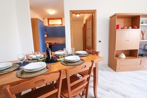 Kitchen or kitchenette, Living room, Seating area, Dining area, Food