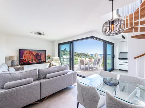 TV and multimedia, Living room, Seating area, Dining area