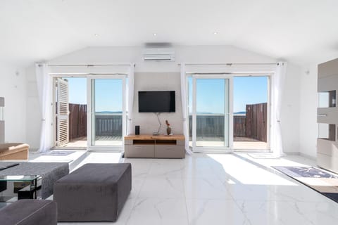 Communal lounge/ TV room, TV and multimedia, Living room, Seating area, air conditioner