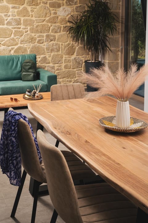 Seating area, Dining area