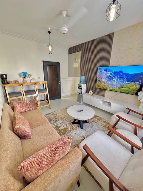 Communal lounge/ TV room, Communal lounge/ TV room, TV and multimedia, Living room, Seating area, Dining area, Evening entertainment