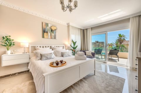 Bed, View (from property/room), Balcony/Terrace, Photo of the whole room, Bedroom