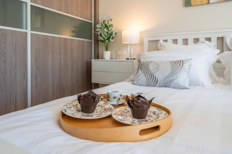 Bed, Photo of the whole room, Bedroom, Food