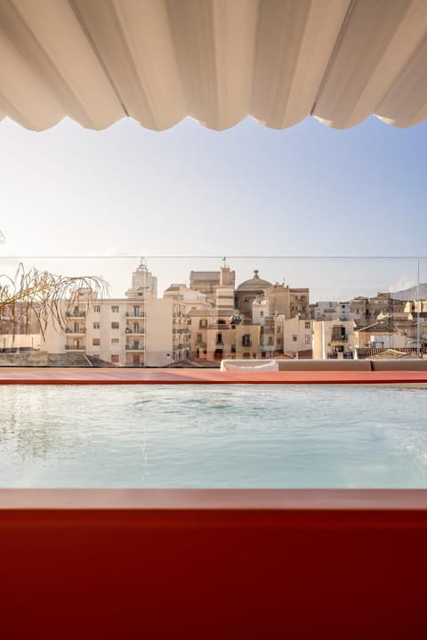 Restaurant/places to eat, Hot Tub, View (from property/room), City view