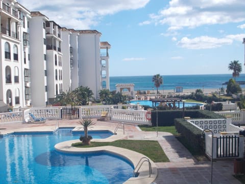 Property building, Day, Pool view, Swimming pool