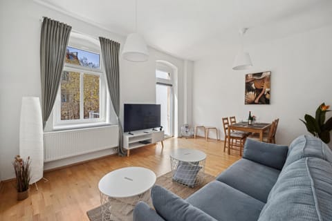 Communal lounge/ TV room, TV and multimedia, Living room, Seating area, Evening entertainment