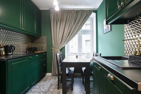 Kitchen or kitchenette, Dining area, oven, stove