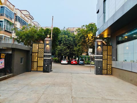 Property building, Street view, Location, Parking