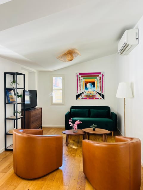 TV and multimedia, Living room, Seating area, air conditioner
