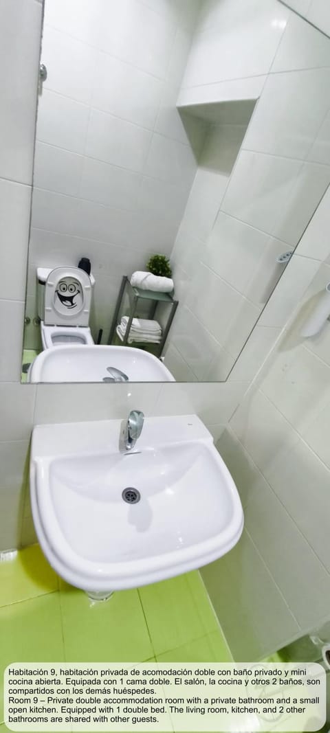 Shower, Toilet, Bed, Bathroom, TV and multimedia, Kitchen or kitchenette, Photo of the whole room, Bedroom, heating, stove, towels, elevator