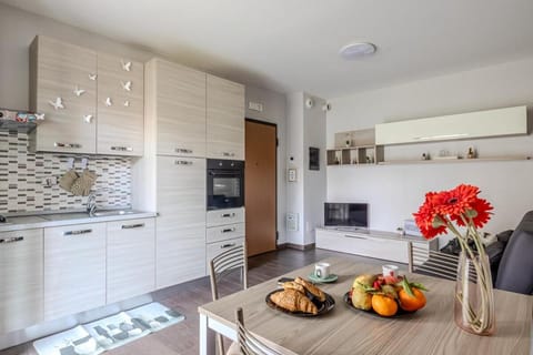 Kitchen or kitchenette, Food and drinks, Dining area, Food