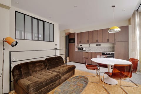 Kitchen or kitchenette, Living room, Seating area, Dining area